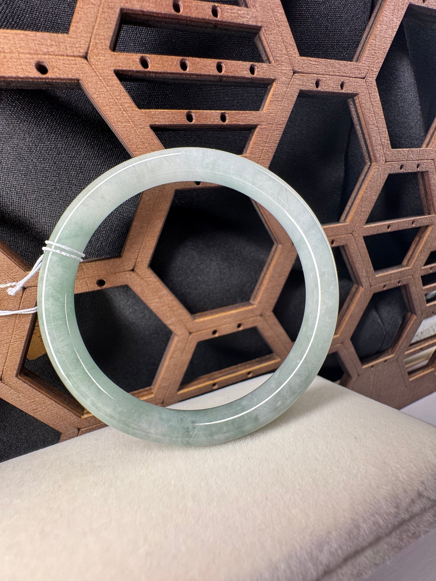 Classic round shape jade bangle, 58mm