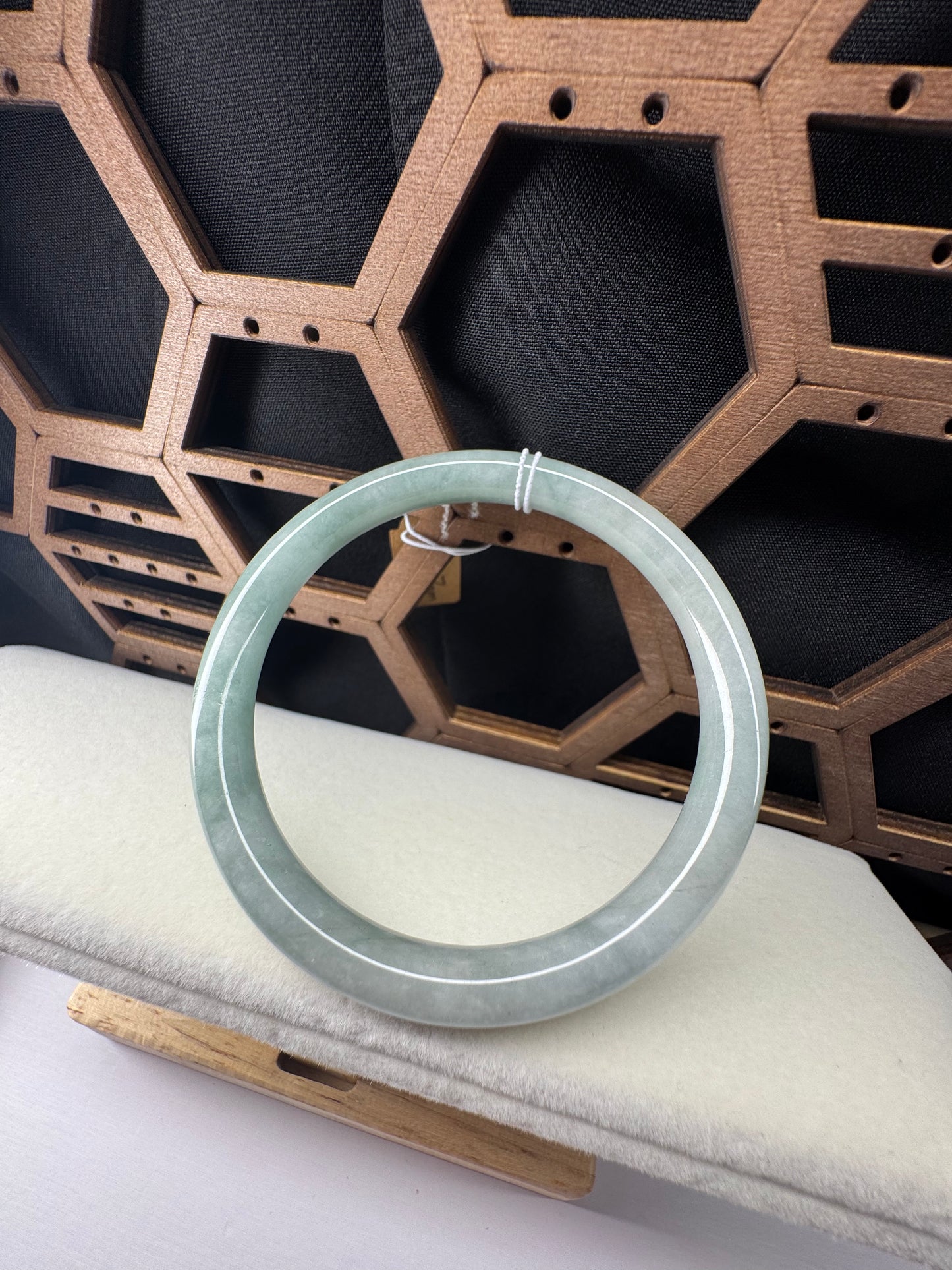 Classic round shape jade bangle, 58mm