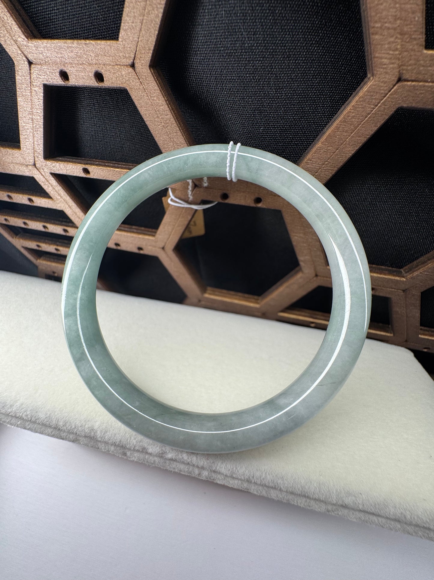 Classic round shape jade bangle, 58mm