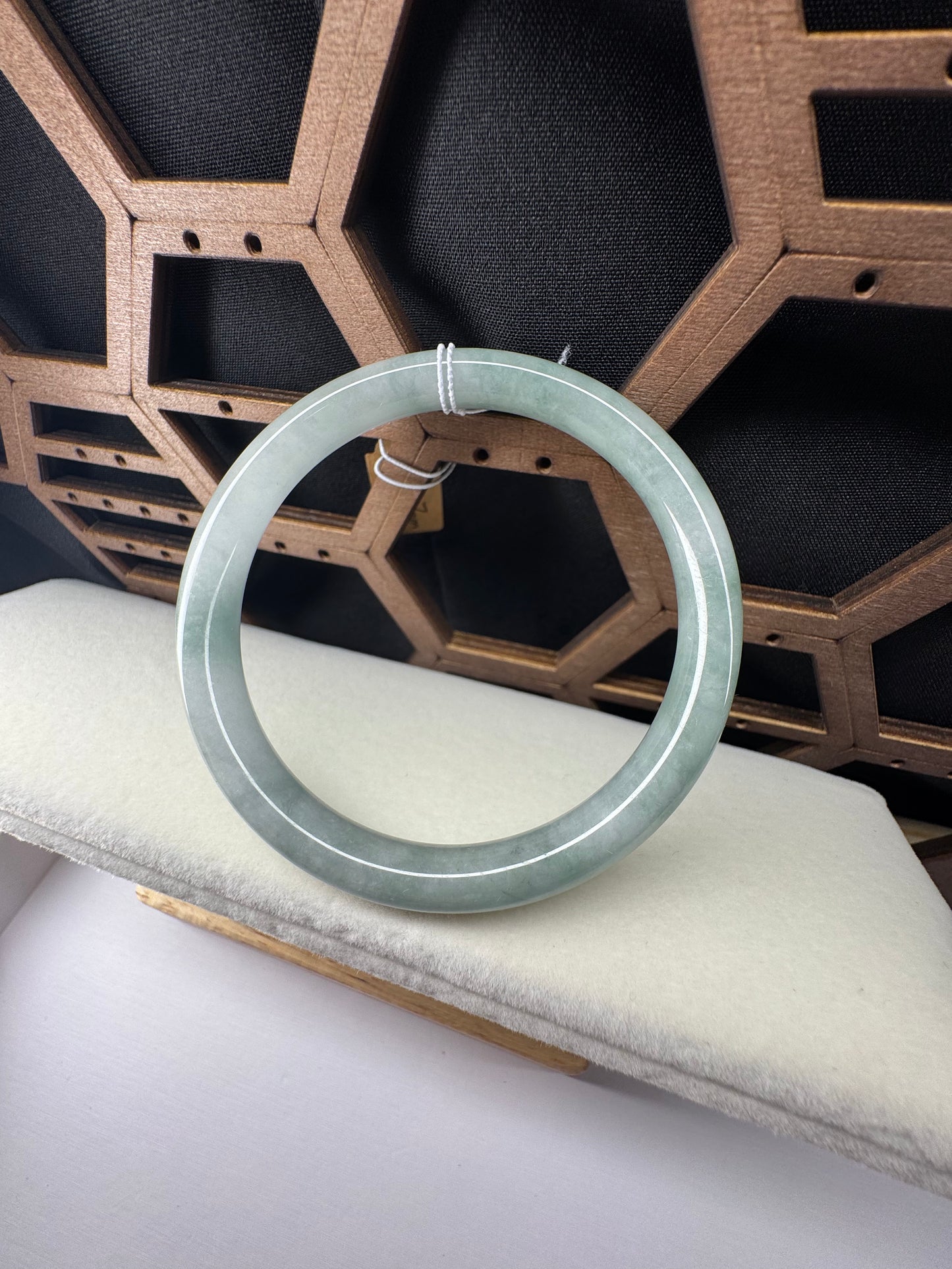 Classic round shape jade bangle, 58mm