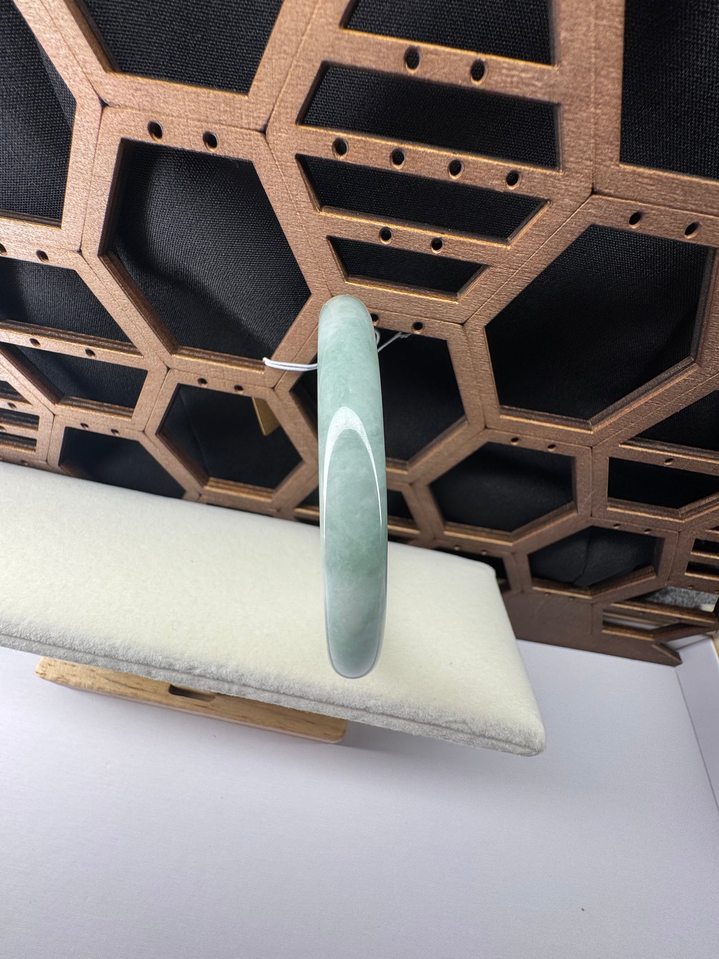 Classic round shape jade bangle, 58mm
